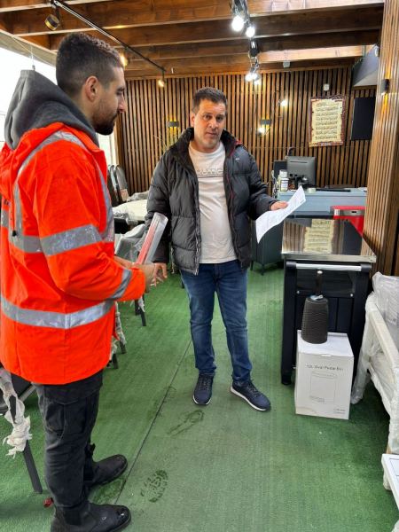 بلدية باقة الغربية تتواصل بشكل مباشر مع أصحاب المحلات التجارية.